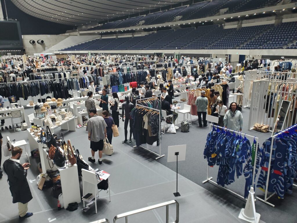 大規模なファッションイベントの風景